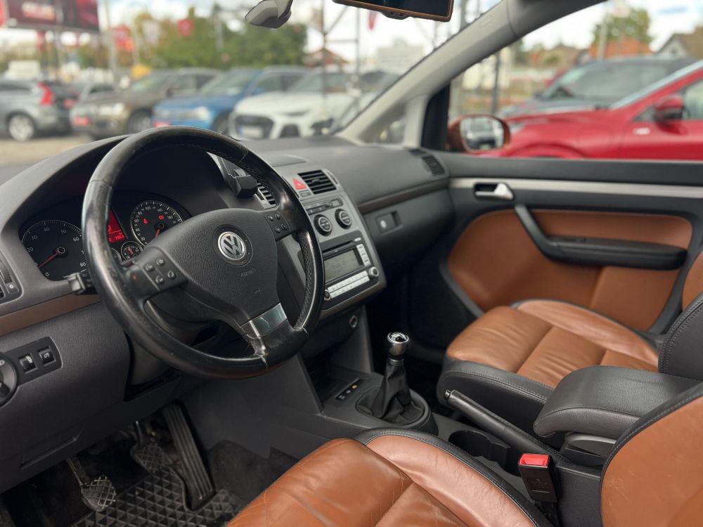 VOLKSWAGEN TOURAN Cross1.4 TSi 7 személyes Highline Bőr belső. Tempomat Vonóhorog Szervízel!t