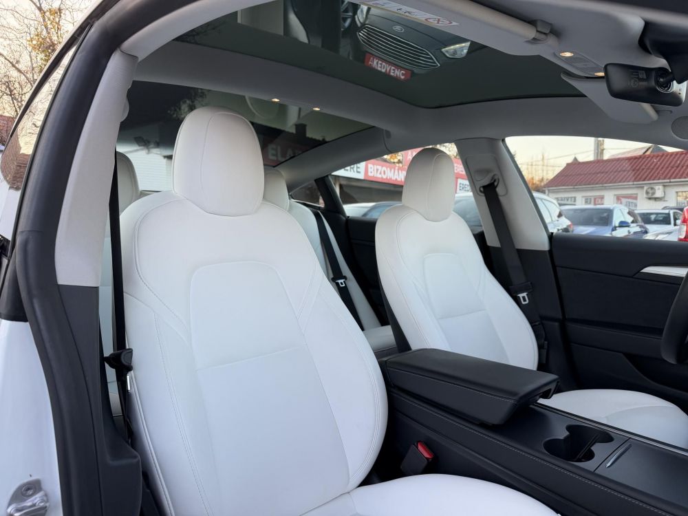 TESLA MODEL 3 Long Range AWD (Automata) 109e km. FEHÉR BELSŐ. garanciális. mátrix LED. hőszivattyú. premium hifi!