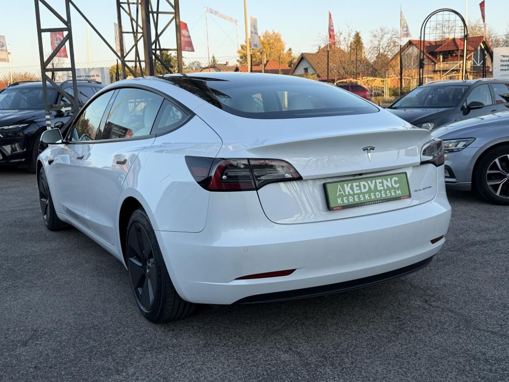 TESLA MODEL 3 Long Range AWD (Automata) 109e km. FEHÉR BELSŐ. garanciális. mátrix LED. hőszivattyú. premium hifi!