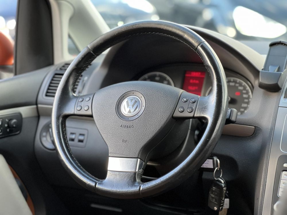 VOLKSWAGEN TOURAN Cross1.4 TSi 7 személyes Highline Bőr belső. Tempomat Vonóhorog Szervízel!t