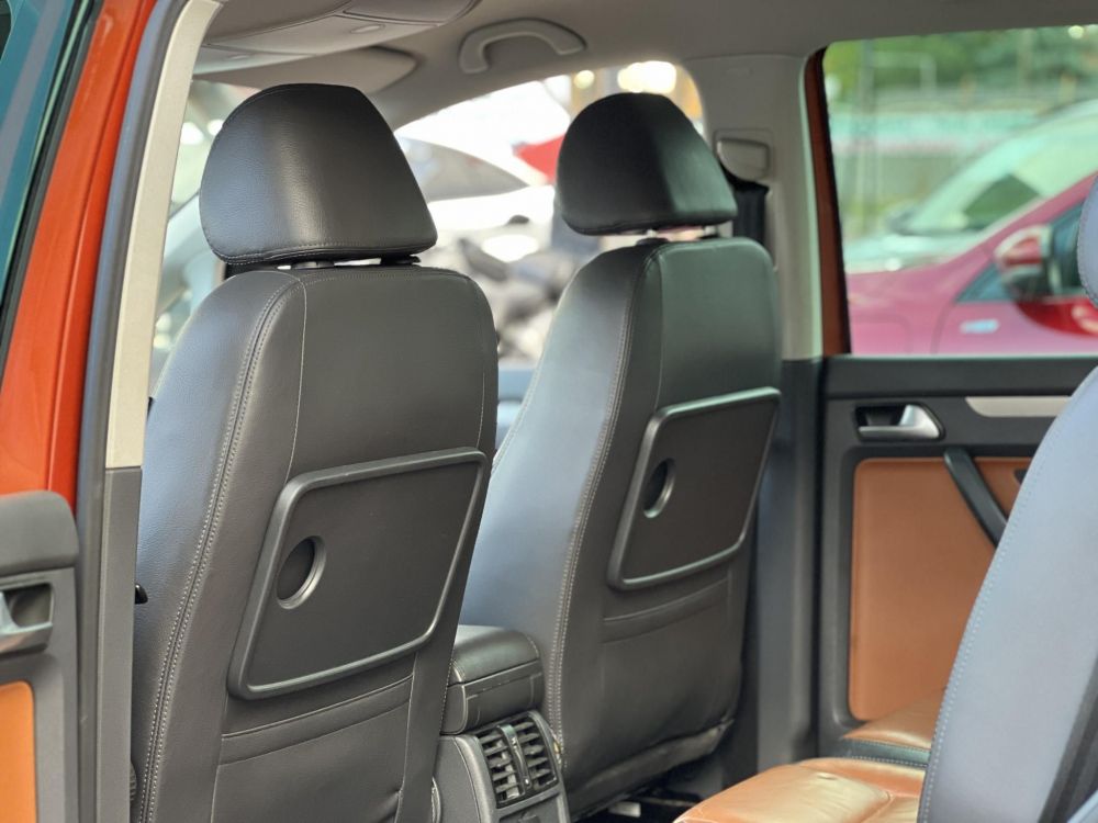 VOLKSWAGEN TOURAN Cross1.4 TSi 7 személyes Highline Bőr belső. Tempomat Vonóhorog Szervízel!t