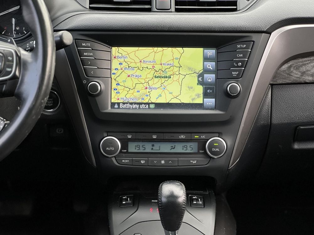 TOYOTA AVENSIS Touring Sports 2.0 Executive CVT Magyarországi. Magasan felszerelt. Rendszeresen karbantartott!
