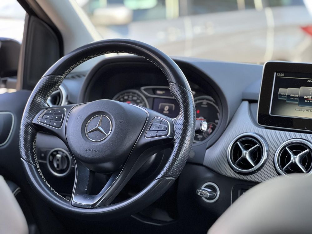 MERCEDES-BENZ B 250 E (Automata) 94e km. téli-nyári gumi. kamera. 2 gyári kulcs!