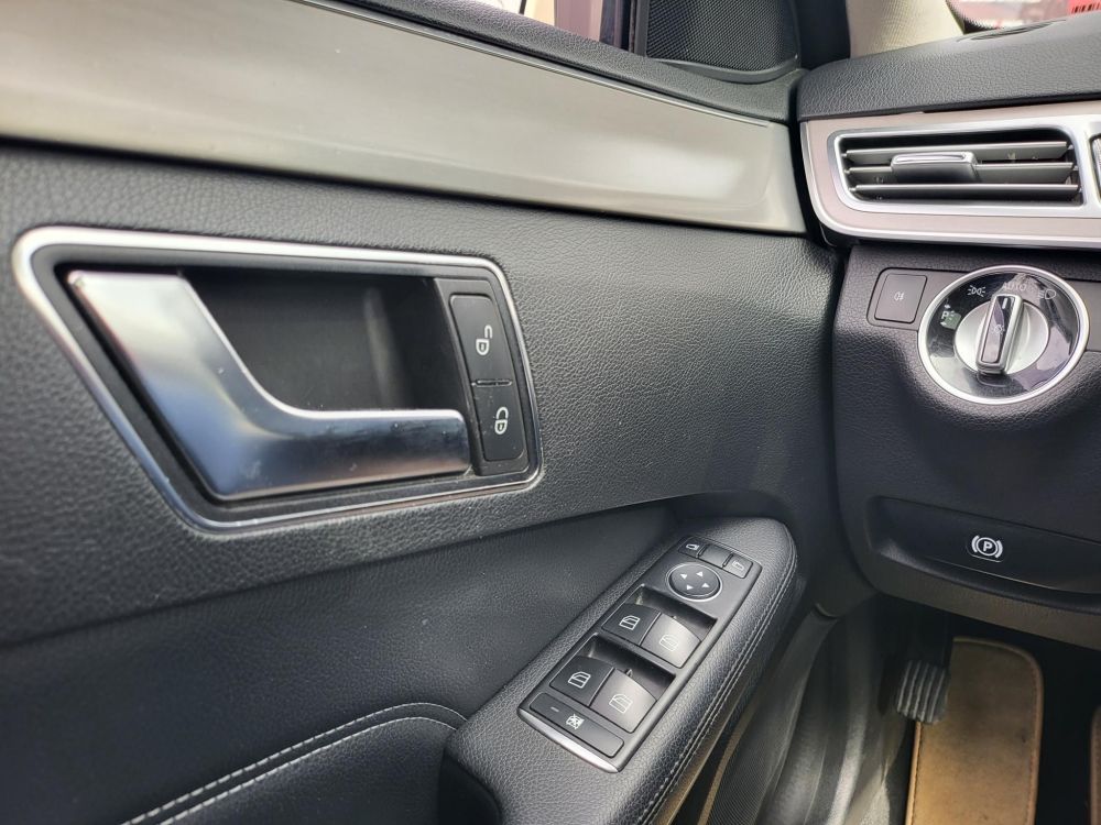 MERCEDES-BENZ E-OSZTÁLY E 200 Avantgarde (Automata) Napfénytető Ülésfűtés F1 váltó Bőr belső A legjobb áron!