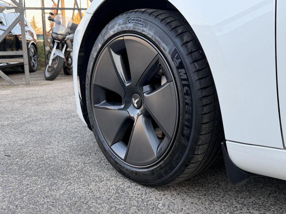 TESLA MODEL 3 Long Range AWD (Automata) 109e km. FEHÉR BELSŐ. garanciális. mátrix LED. hőszivattyú. premium hifi!