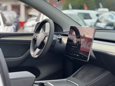 TESLA MODEL Y RWD (Automata) 87e km. Ryzen processzor. 2031-ig garanciális. téli-nyári kerékszett!