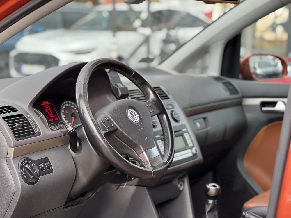 VOLKSWAGEN TOURAN Cross1.4 TSi 7 személyes Highline Bőr belső. Tempomat Vonóhorog Szervízel!t