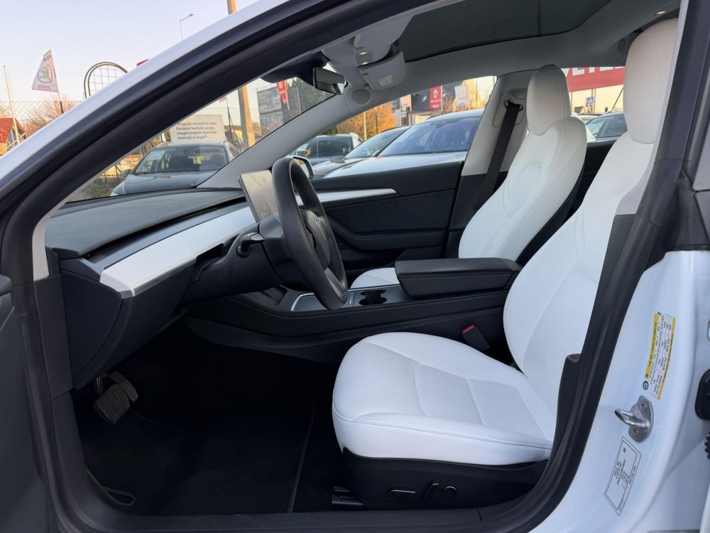 TESLA MODEL 3 Long Range AWD (Automata) 109e km. FEHÉR BELSŐ. garanciális. mátrix LED. hőszivattyú. premium hifi!
