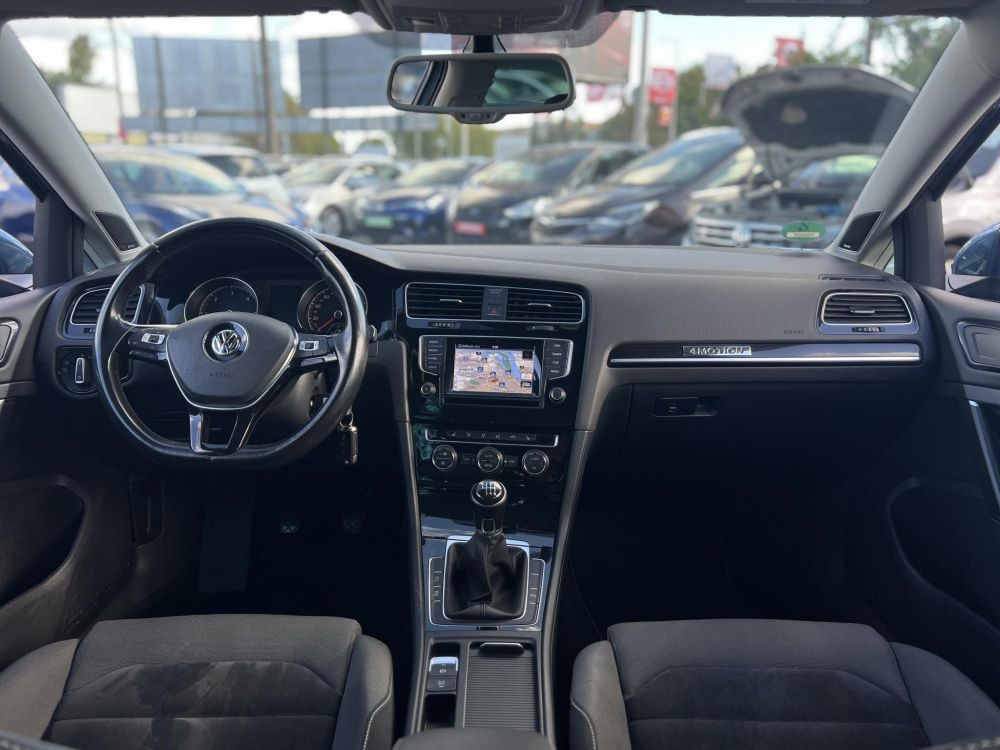 VOLKSWAGEN GOLF VII Variant 2.0 TDI Comfortline 4Motion Dynaudio HIFI. végig vezetett szervízkönyv
