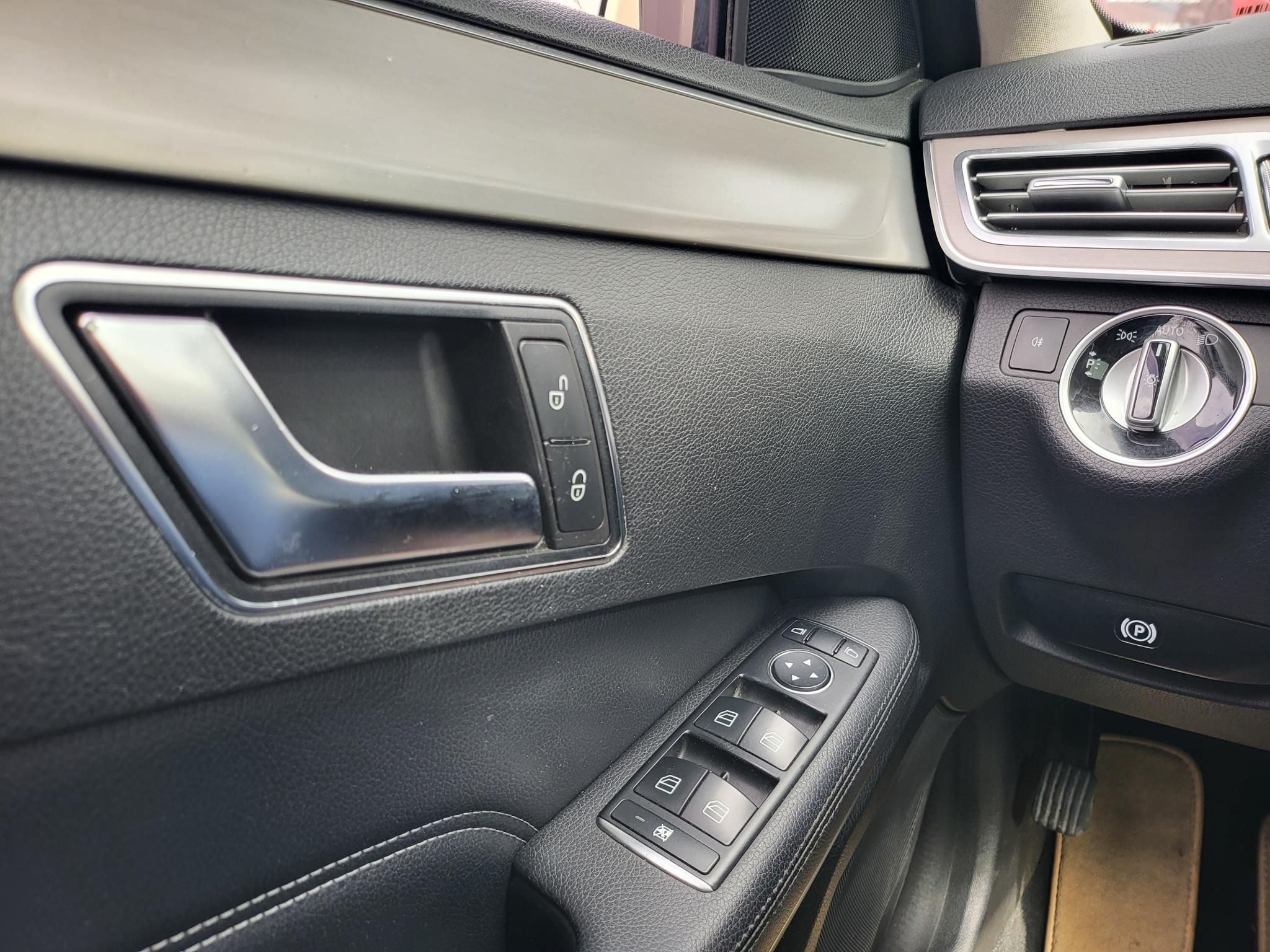 MERCEDES-BENZ E-OSZTÁLY E 200 Avantgarde (Automata) Napfénytető Ülésfűtés F1 váltó Bőr belső A legjobb áron!