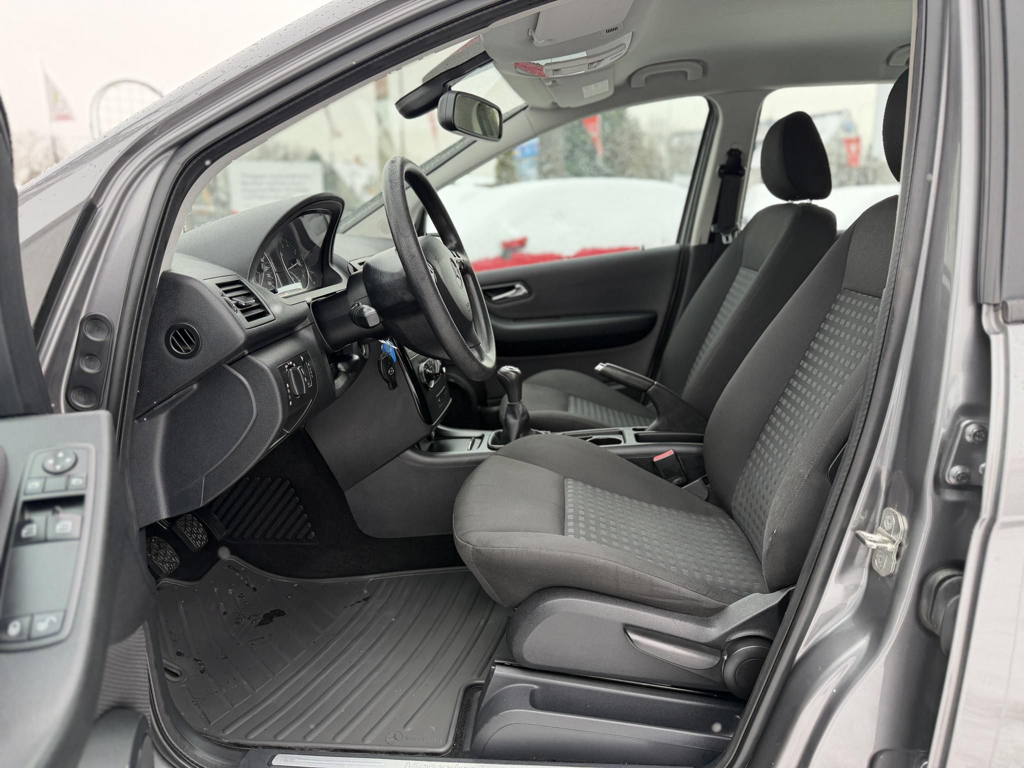 MERCEDES-BENZ A 180 BlueEFFICIENCY Elegance EURO5 156e km. megkímélt állapot. klíma ülésfűtés 2 gyári kulcs