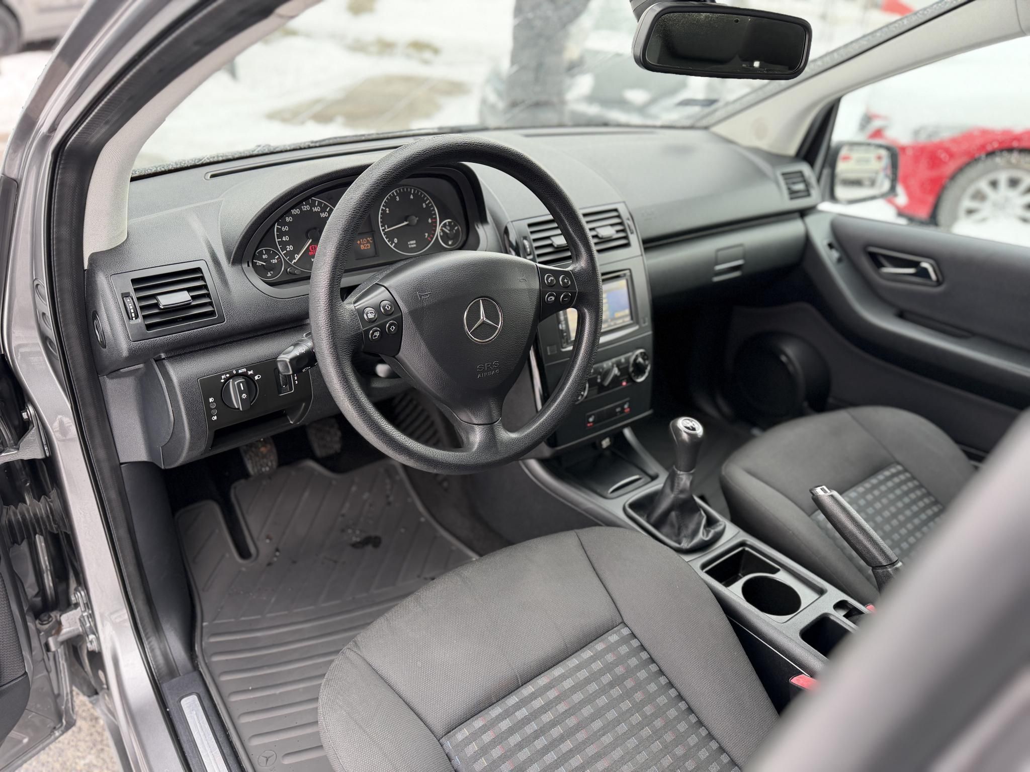 MERCEDES-BENZ A 180 BlueEFFICIENCY Elegance EURO5 156e km. megkímélt állapot. klíma ülésfűtés 2 gyári kulcs