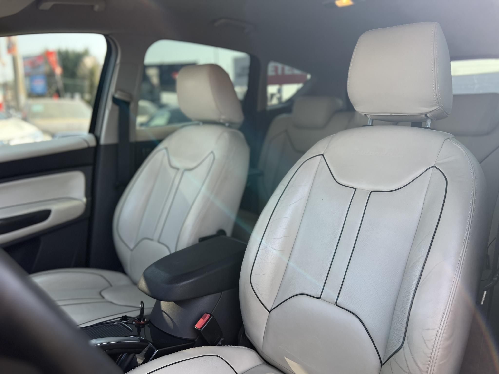 FORD KUGA 2.5T Titanium Individual 4WD (Automata) Magyarországi. 4 évszakos gumik. világos belső. vezérlés cserélve!