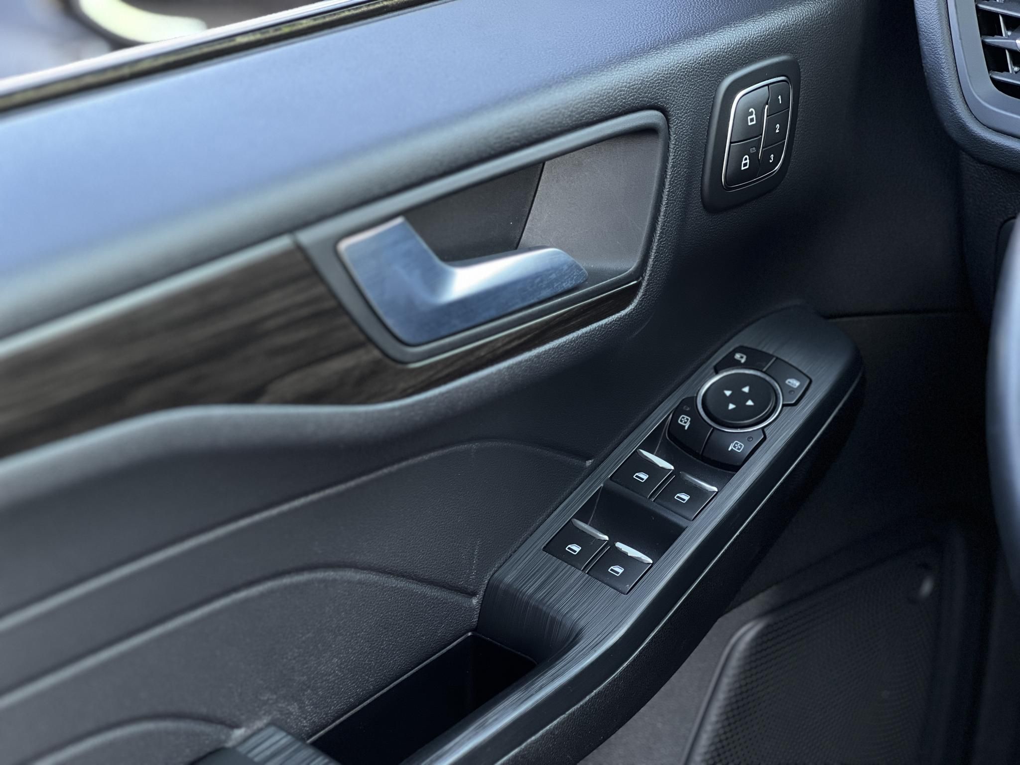 FORD KUGA 2.5 PHEV Vignale CVT panoráma tető. végig vezetett szervizkönyv