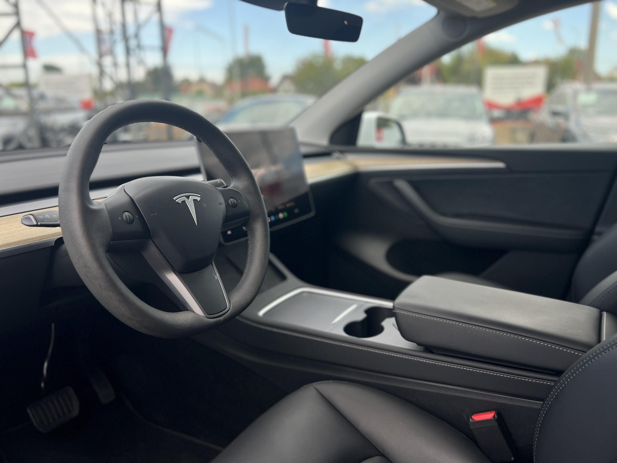 TESLA MODEL Y RWD (Automata) 87e km. Ryzen processzor. 2031-ig garanciális. téli-nyári kerékszett!