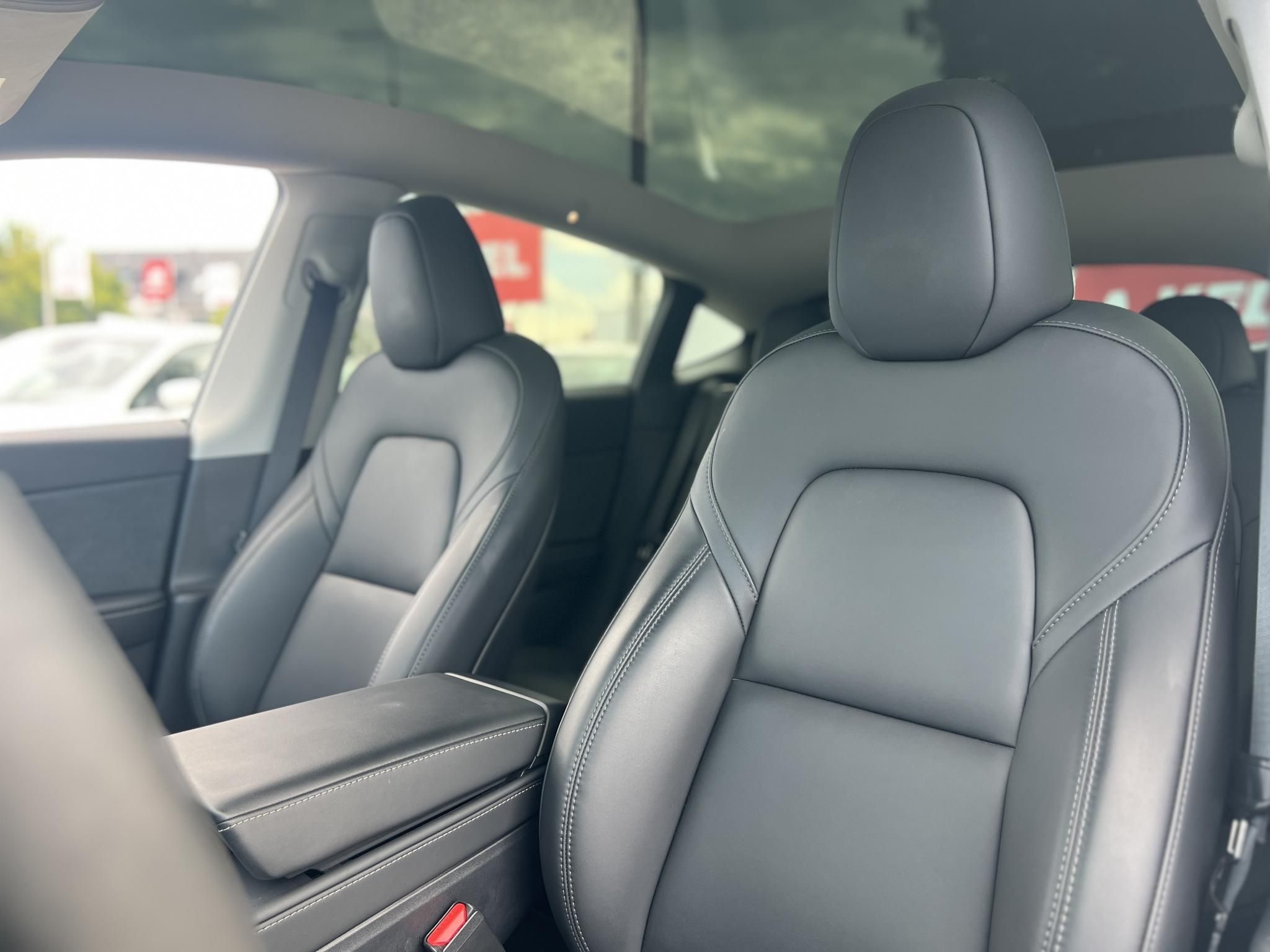 TESLA MODEL Y RWD (Automata) 87e km. Ryzen processzor. 2031-ig garanciális. téli-nyári kerékszett!