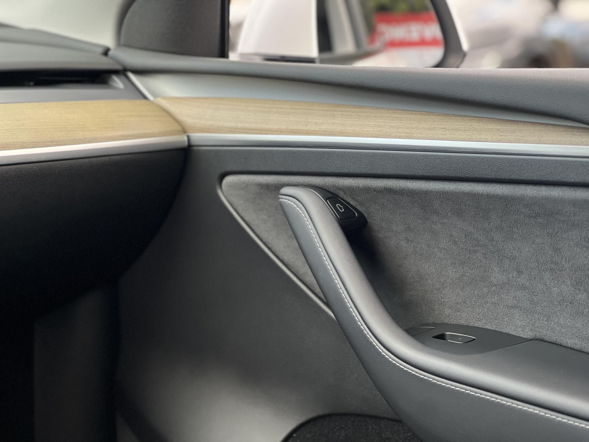 TESLA MODEL Y RWD (Automata) 87e km. Ryzen processzor. 2031-ig garanciális. téli-nyári kerékszett!