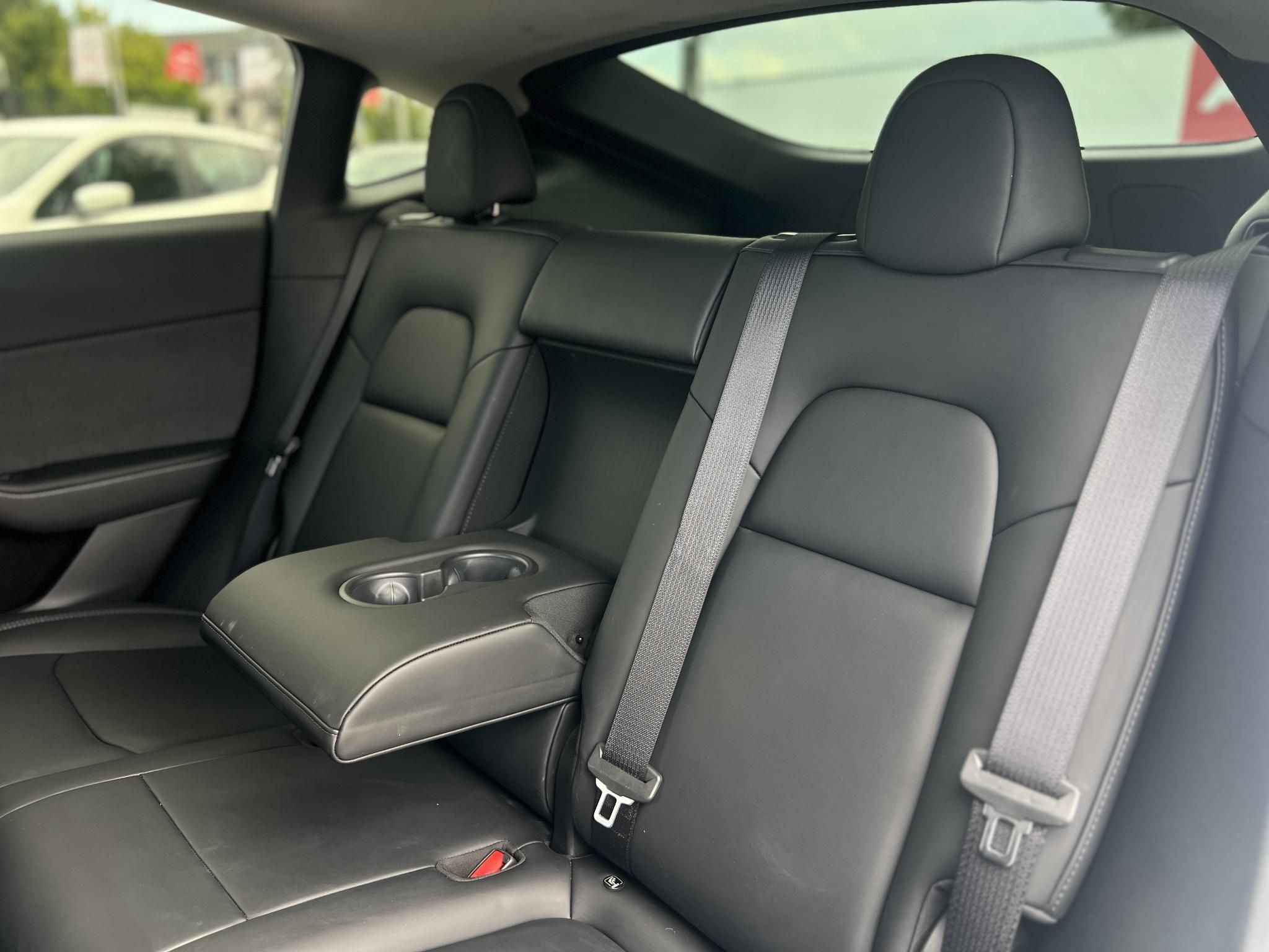 TESLA MODEL Y RWD (Automata) 87e km. Ryzen processzor. 2031-ig garanciális. téli-nyári kerékszett!
