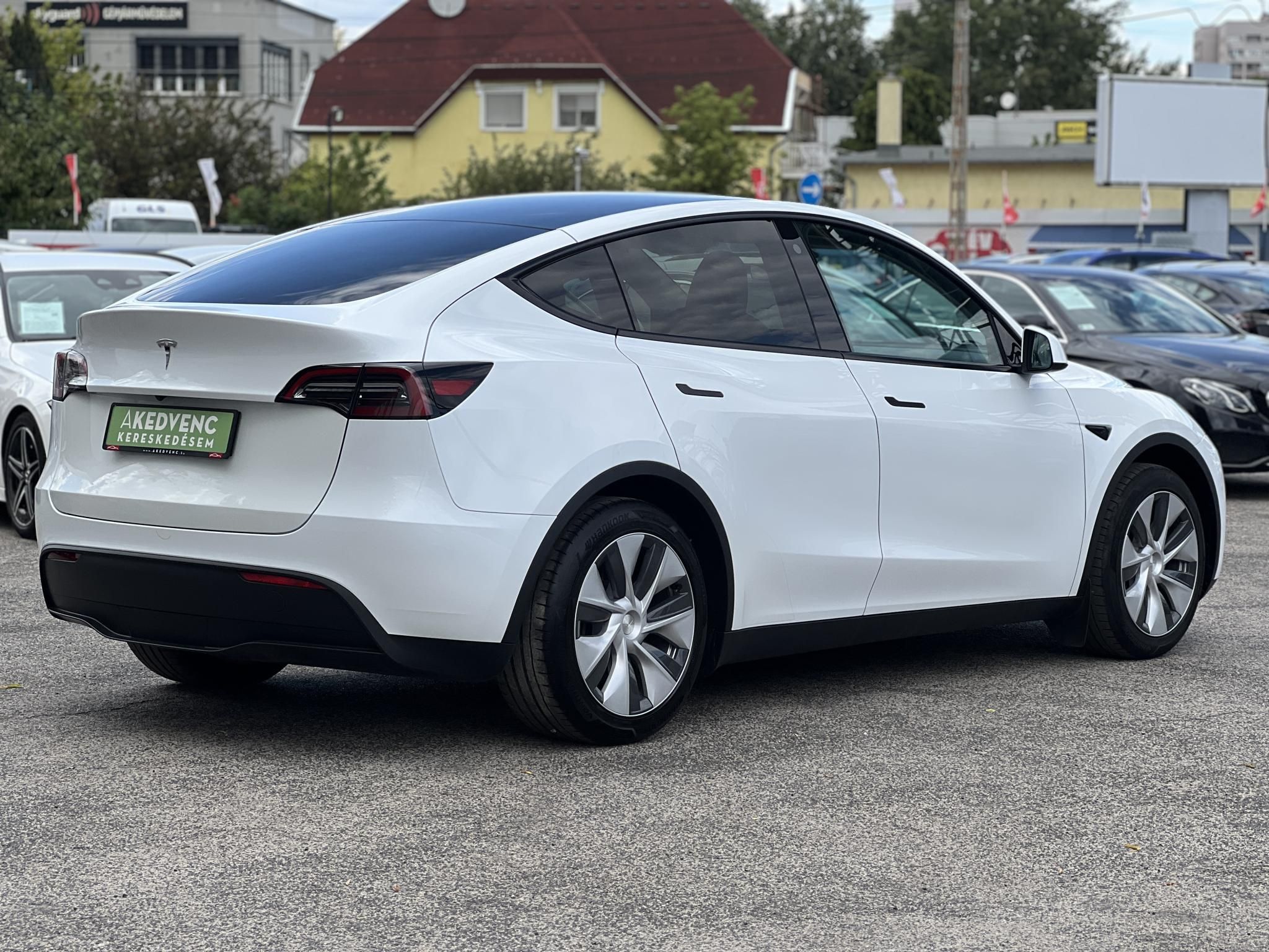 TESLA MODEL Y RWD (Automata) 87e km. Ryzen processzor. 2031-ig garanciális. téli-nyári kerékszett!