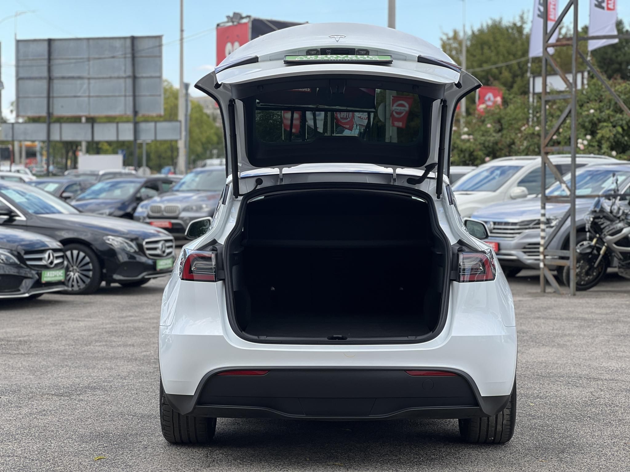 TESLA MODEL Y RWD (Automata) 87e km. Ryzen processzor. 2031-ig garanciális. téli-nyári kerékszett!