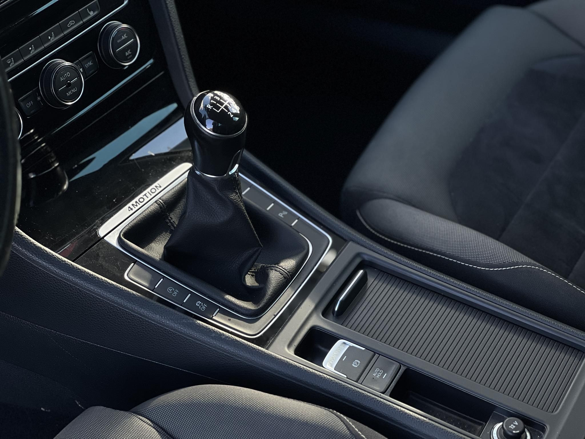 VOLKSWAGEN GOLF VII Variant 2.0 TDI Comfortline 4Motion Dynaudio HIFI. végig vezetett szervízkönyv