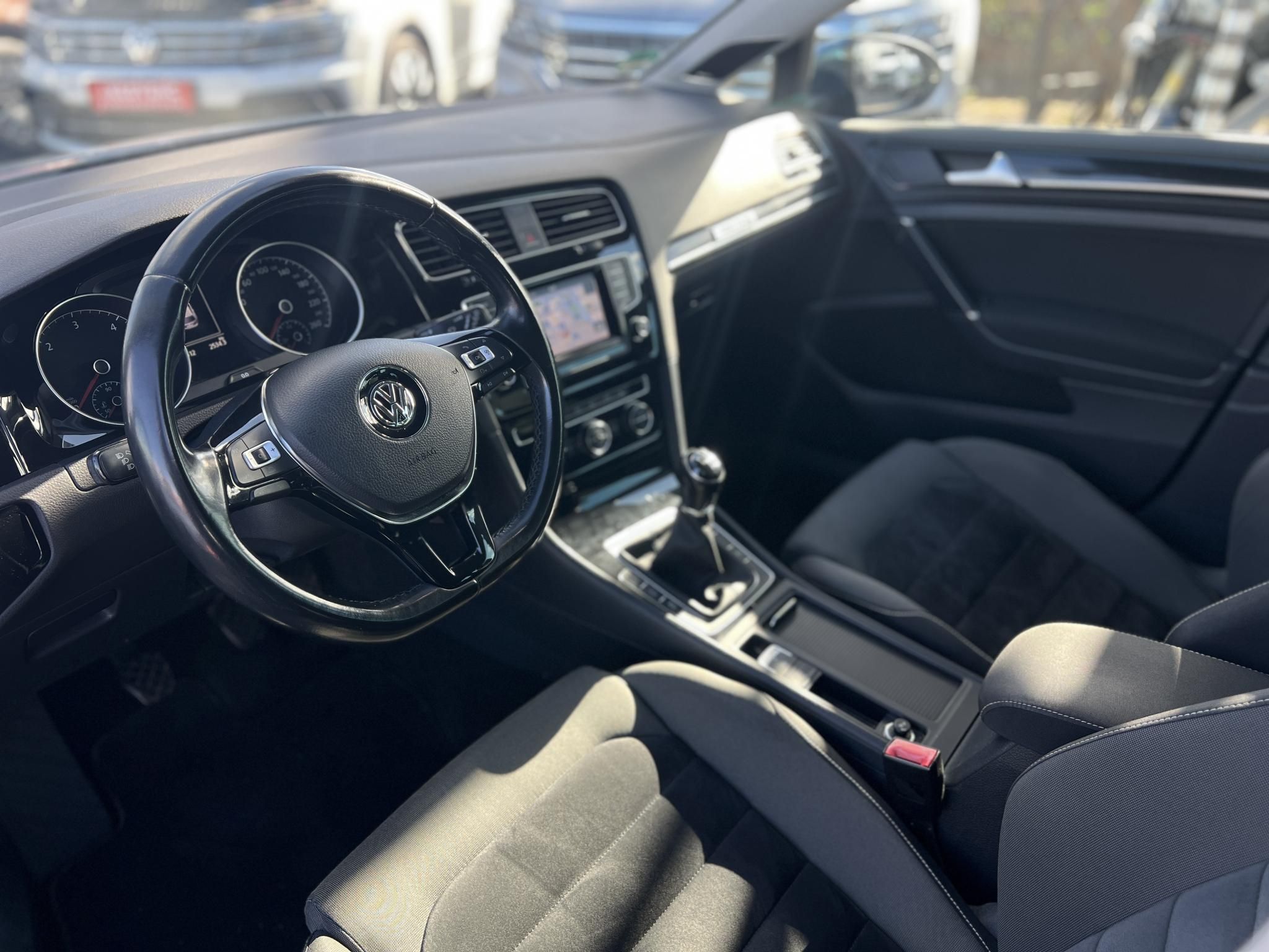 VOLKSWAGEN GOLF VII Variant 2.0 TDI Comfortline 4Motion Dynaudio HIFI. végig vezetett szervízkönyv