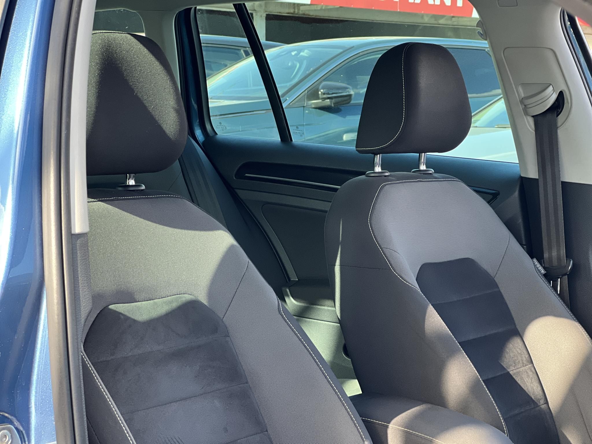 VOLKSWAGEN GOLF VII Variant 2.0 TDI Comfortline 4Motion Dynaudio HIFI. végig vezetett szervízkönyv