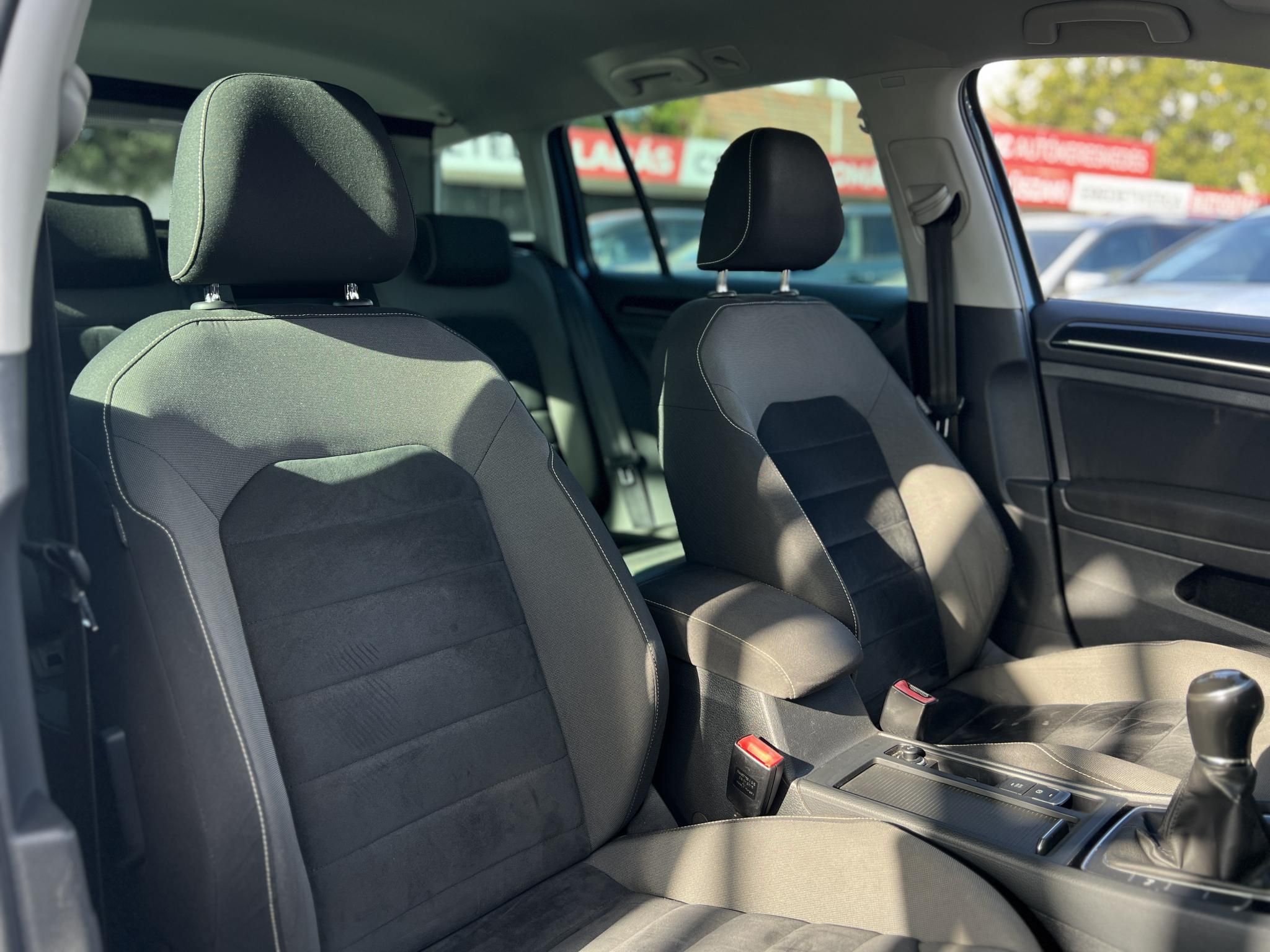 VOLKSWAGEN GOLF VII Variant 2.0 TDI Comfortline 4Motion Dynaudio HIFI. végig vezetett szervízkönyv