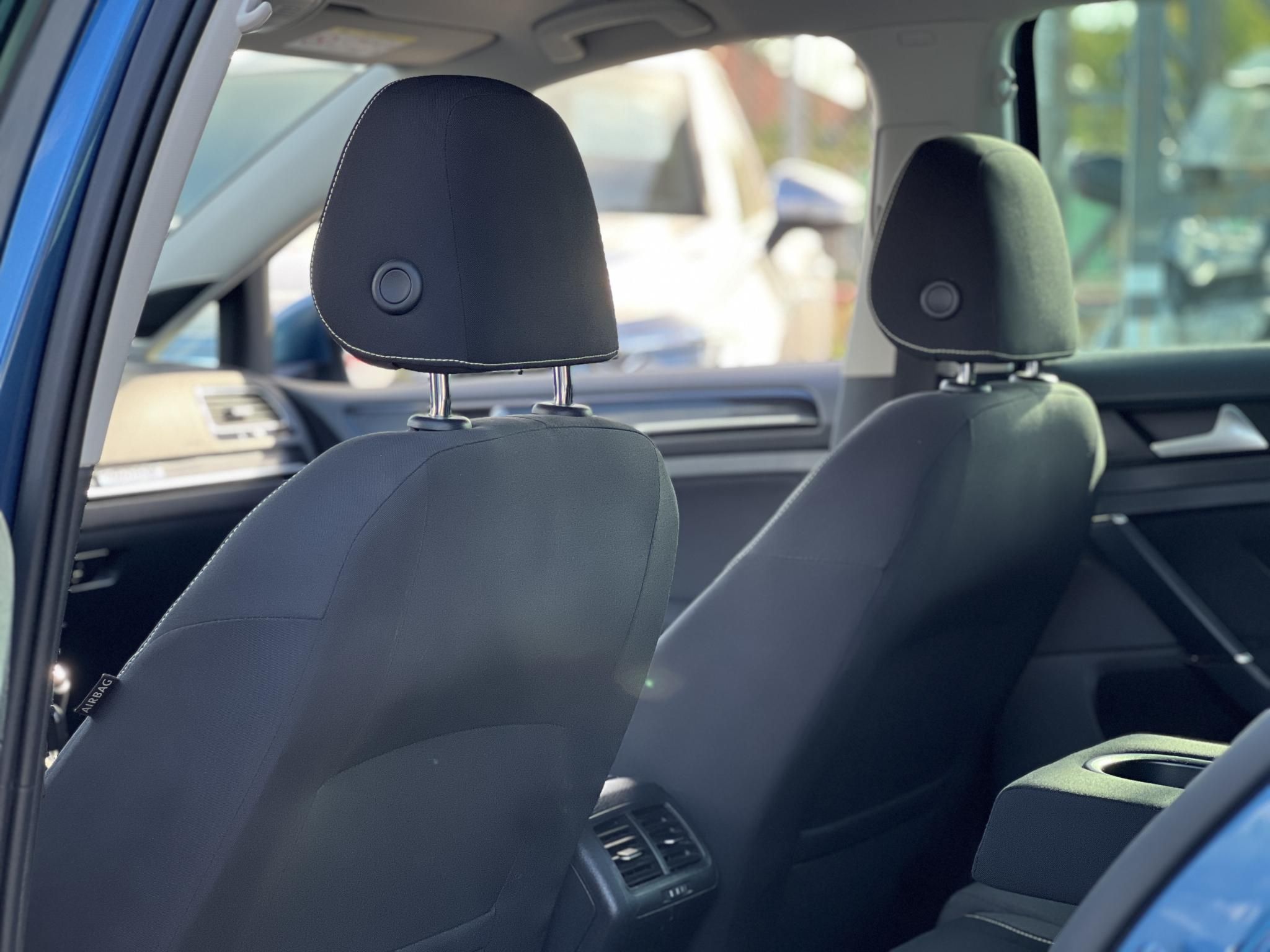 VOLKSWAGEN GOLF VII Variant 2.0 TDI Comfortline 4Motion Dynaudio HIFI. végig vezetett szervízkönyv
