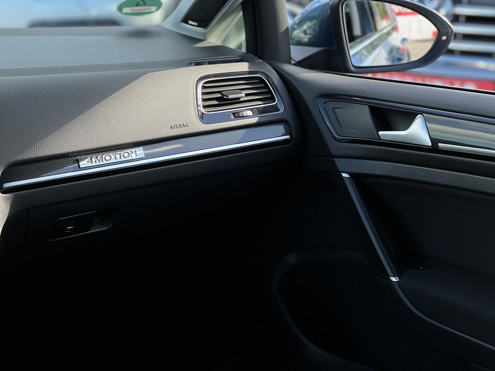 VOLKSWAGEN GOLF VII Variant 2.0 TDI Comfortline 4Motion Dynaudio HIFI. végig vezetett szervízkönyv