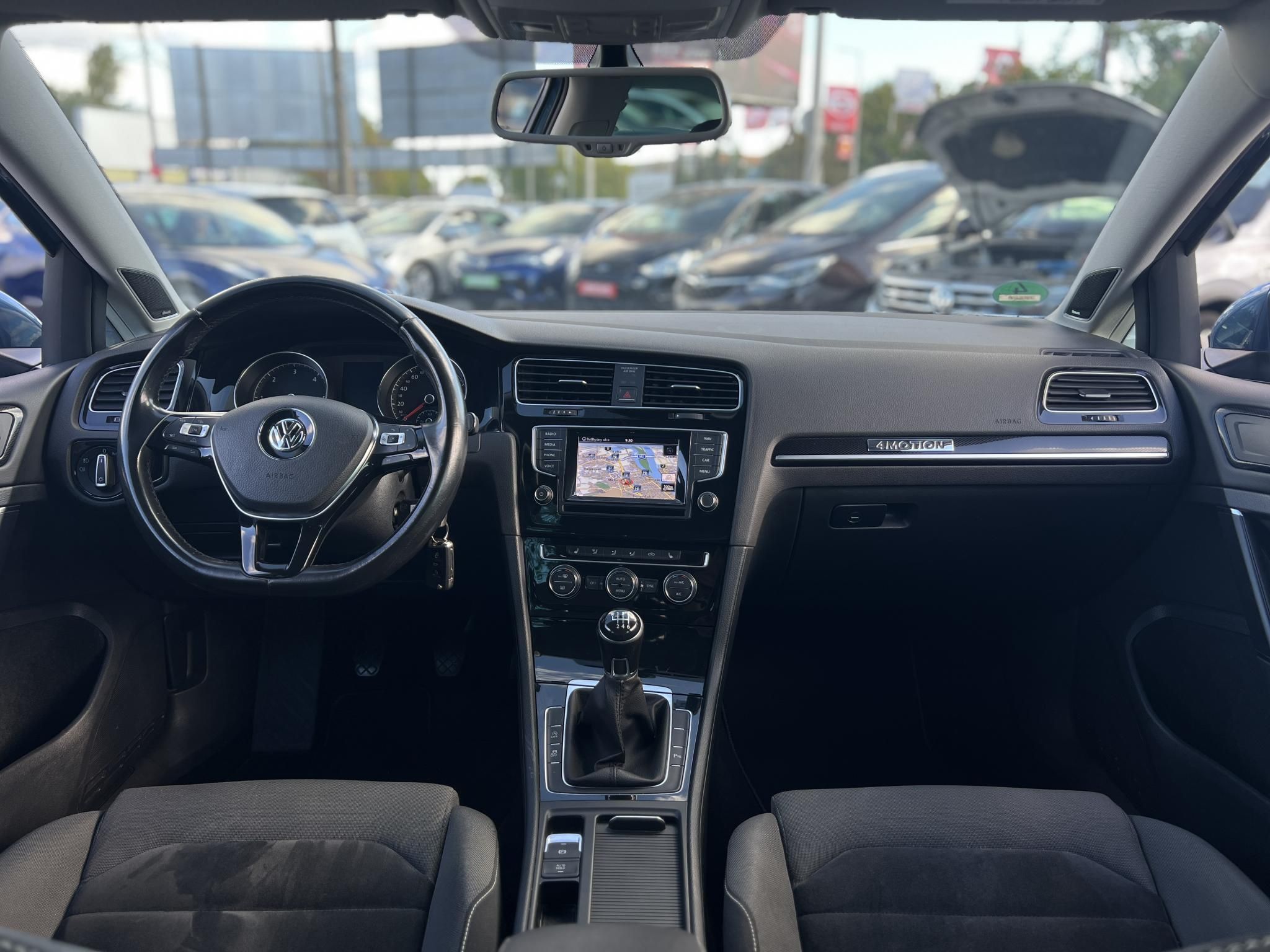 VOLKSWAGEN GOLF VII Variant 2.0 TDI Comfortline 4Motion Dynaudio HIFI. végig vezetett szervízkönyv
