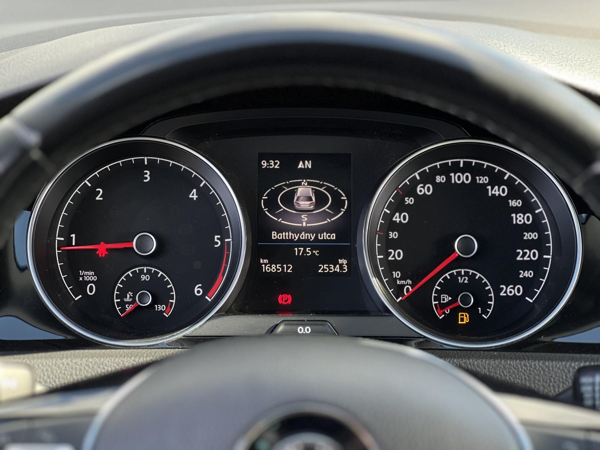 VOLKSWAGEN GOLF VII Variant 2.0 TDI Comfortline 4Motion Dynaudio HIFI. végig vezetett szervízkönyv