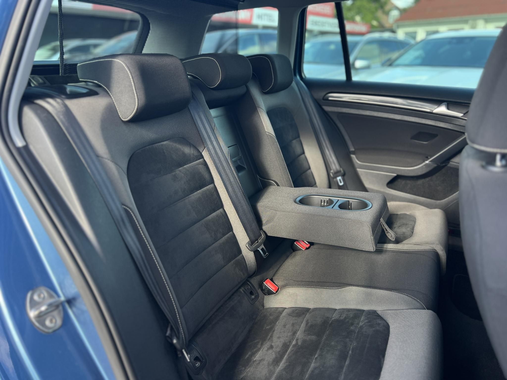 VOLKSWAGEN GOLF VII Variant 2.0 TDI Comfortline 4Motion Dynaudio HIFI. végig vezetett szervízkönyv