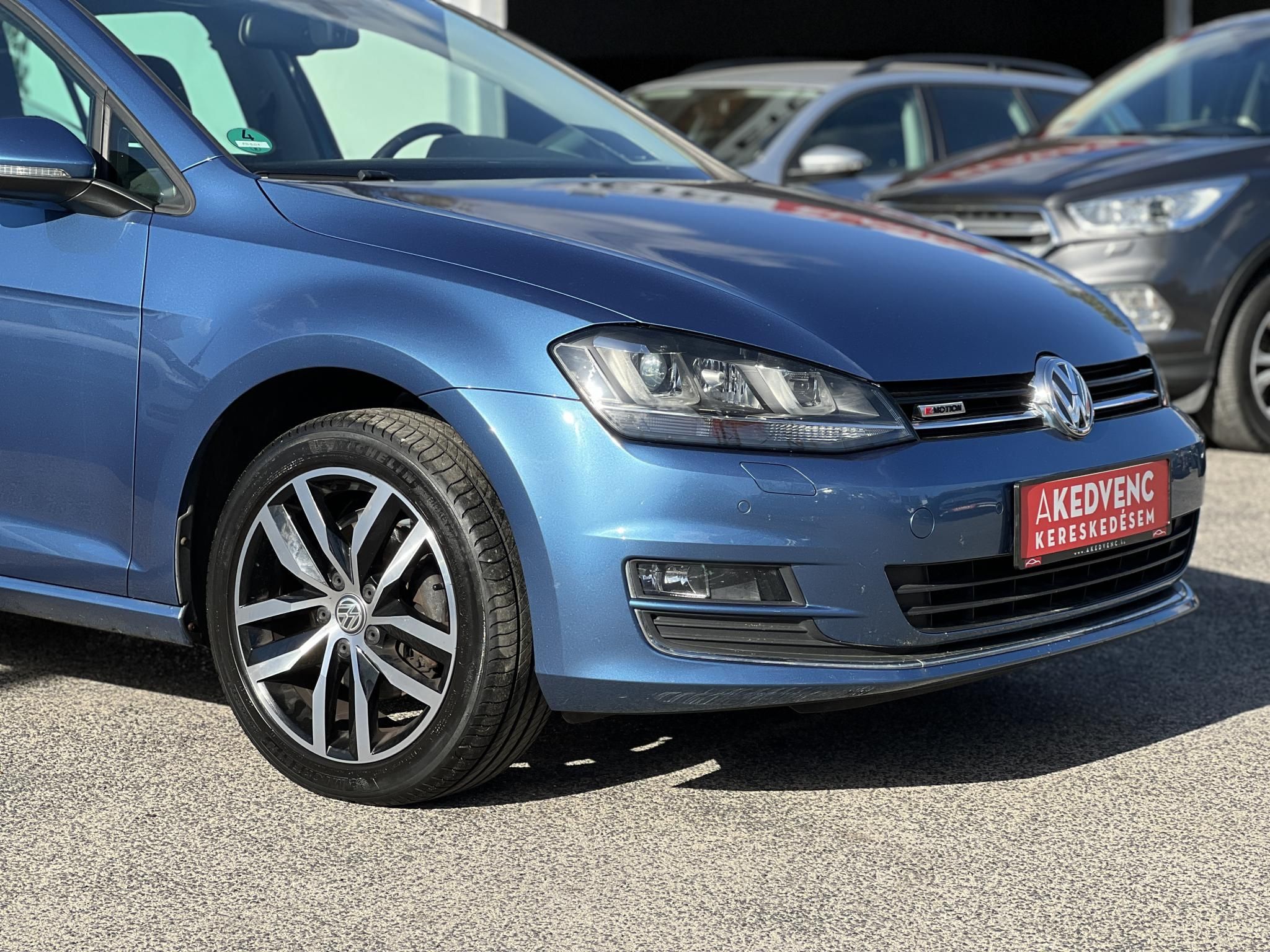 VOLKSWAGEN GOLF VII Variant 2.0 TDI Comfortline 4Motion Dynaudio HIFI. végig vezetett szervízkönyv
