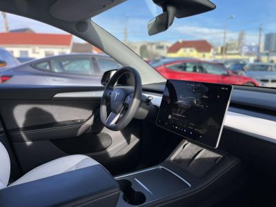 TESLA MODEL Y Performance AWD (Automata) 80e km. Fehér belső. FSD. AMD Ryzen. 2 gumigarnitúra. Garanciális!