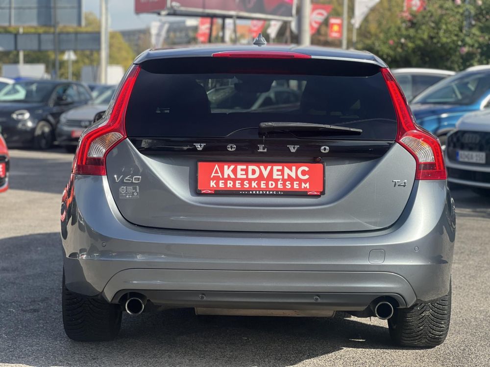 VOLVO V60 2.0 [T4] Kinetic Geartronic M.o.-i. magasan felszerelt. végig vezetett szervizkönyv!