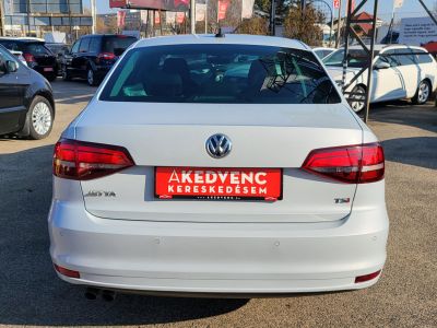 VOLKSWAGEN JETTA VI 1.4 TSI BMT Trendline DSG M.o.-i. 1.tul. Tempomat Navi Ülésfűtés PDC Megkímélt! 88e km!