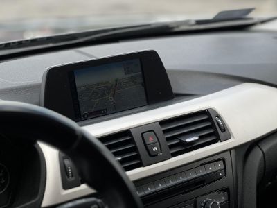 BMW 318d 156e km. ülésfűtés. navigáció. bluetooth. tolatóradar. keyless. 2 gyári kulcs!
