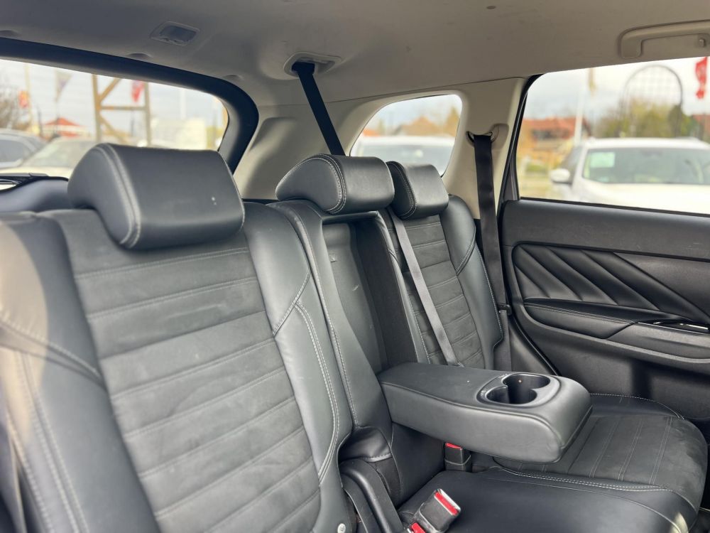 MITSUBISHI OUTLANDER 2.4 PHEV Instyle Premium 4WD CVT Magasan felszerelt. akár 40km elektromos hatótáv!