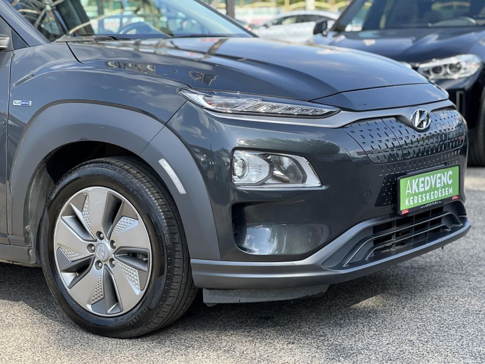 HYUNDAI KONA EV 64kWh Comfort 69e km. LED. tempomat. sávtartó. kamera. 2 gyári kulcs. CARPLAY!