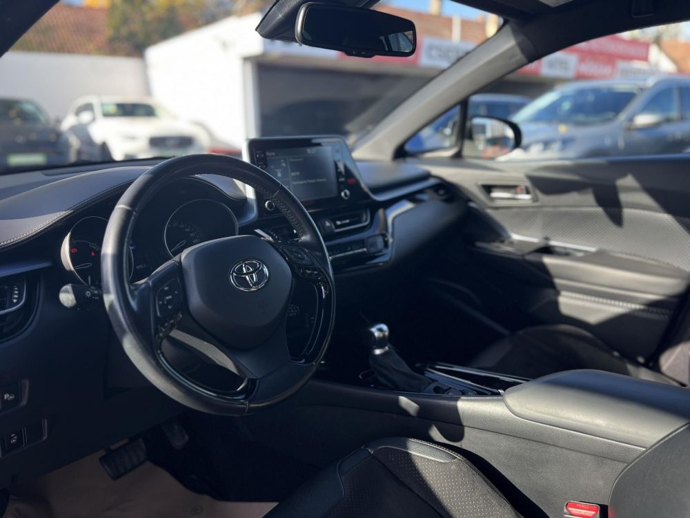 TOYOTA C-HR 2.0 Hybrid Selection e-CVT M.o.-i. LED fényszórók. kamera. keyless. sávtartó. ülés-kormányfűtés