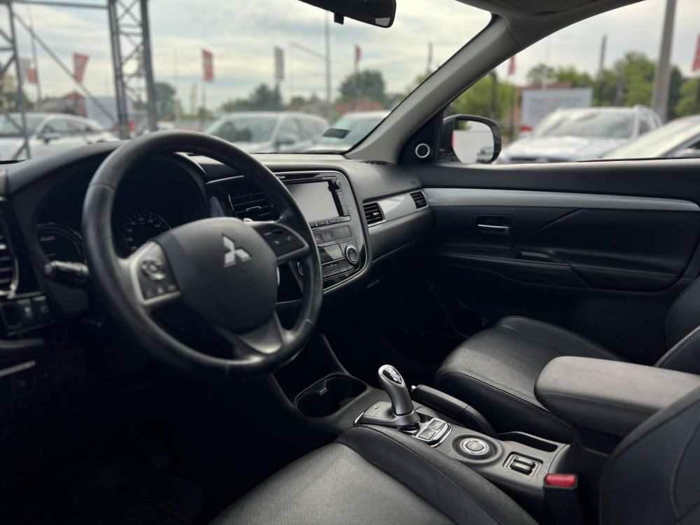 MITSUBISHI OUTLANDER 2.0 PHEV Instyle Navi 4WD CVT