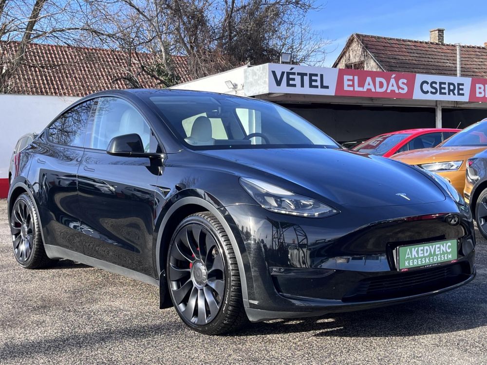 TESLA MODEL Y Performance AWD (Automata) 80e km. Fehér belső. FSD. AMD Ryzen. 2 gumigarnitúra. Garanciális!