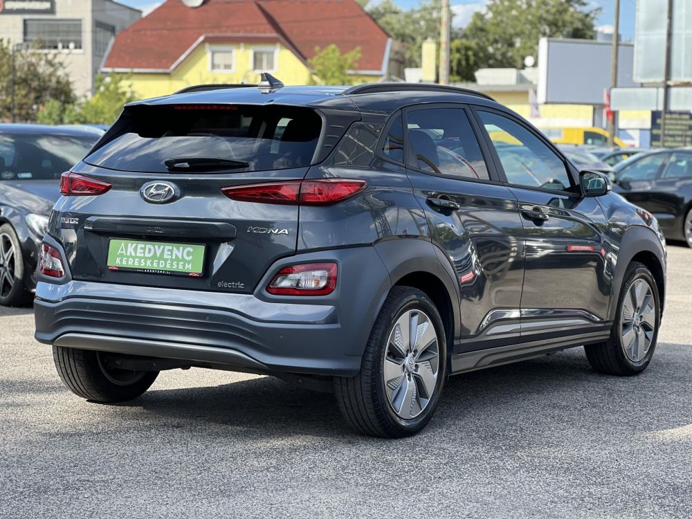 HYUNDAI KONA EV 64kWh Comfort 69e km. LED. tempomat. sávtartó. kamera. 2 gyári kulcs. CARPLAY!