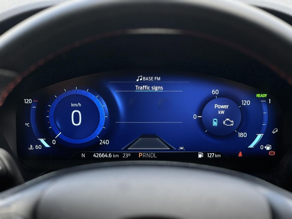 FORD KUGA 2.5 FHEV ST-Line X CVT 42e km. újszerű állapot
