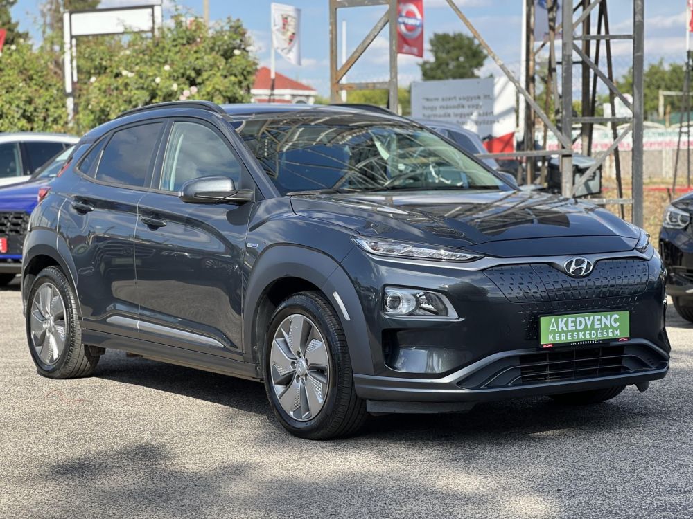 HYUNDAI KONA EV 64kWh Comfort 69e km. LED. tempomat. sávtartó. kamera. 2 gyári kulcs. CARPLAY!
