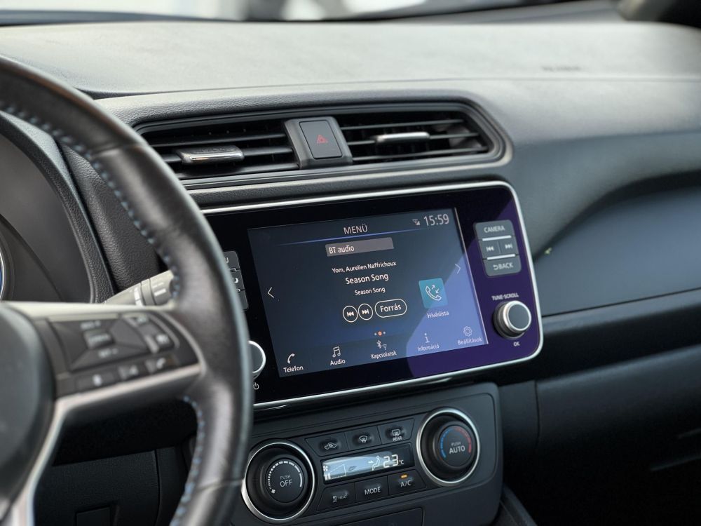NISSAN LEAF Acenta 40kWh (Automata) 29e km. 270km hatótáv. keyless. 360 kamera. első-hátsó ülésfűtés. téli-nyári ker