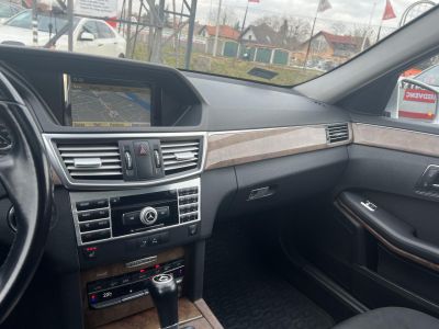 MERCEDES-BENZ E 220 CDI T BlueEFFICIENCY Elegance (Automata) Napfénytető Tempomat Navigáció Holttér Ülésfűtés