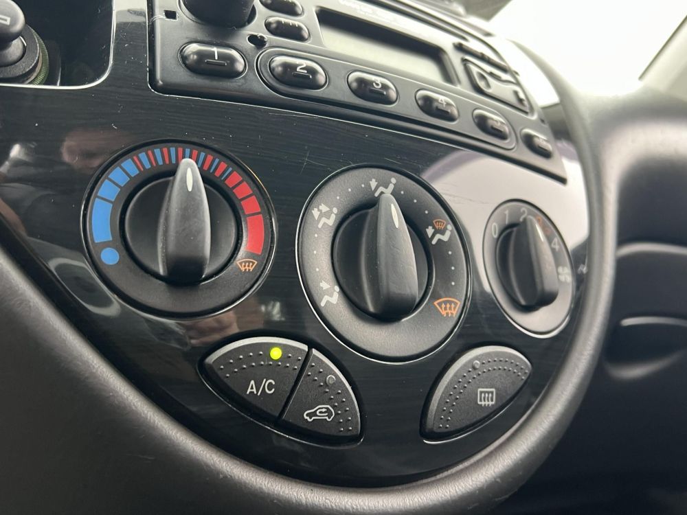 FORD FOCUS 1.6 Ghia Friss vizsga vonóhorog bőr belső!