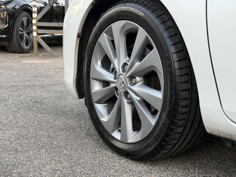 TOYOTA AURIS Touring Sports 1.8 HSD Executive Skyview (Automata) Panoráma Tempomat Ülésfűtés Kamera Keyless Navi